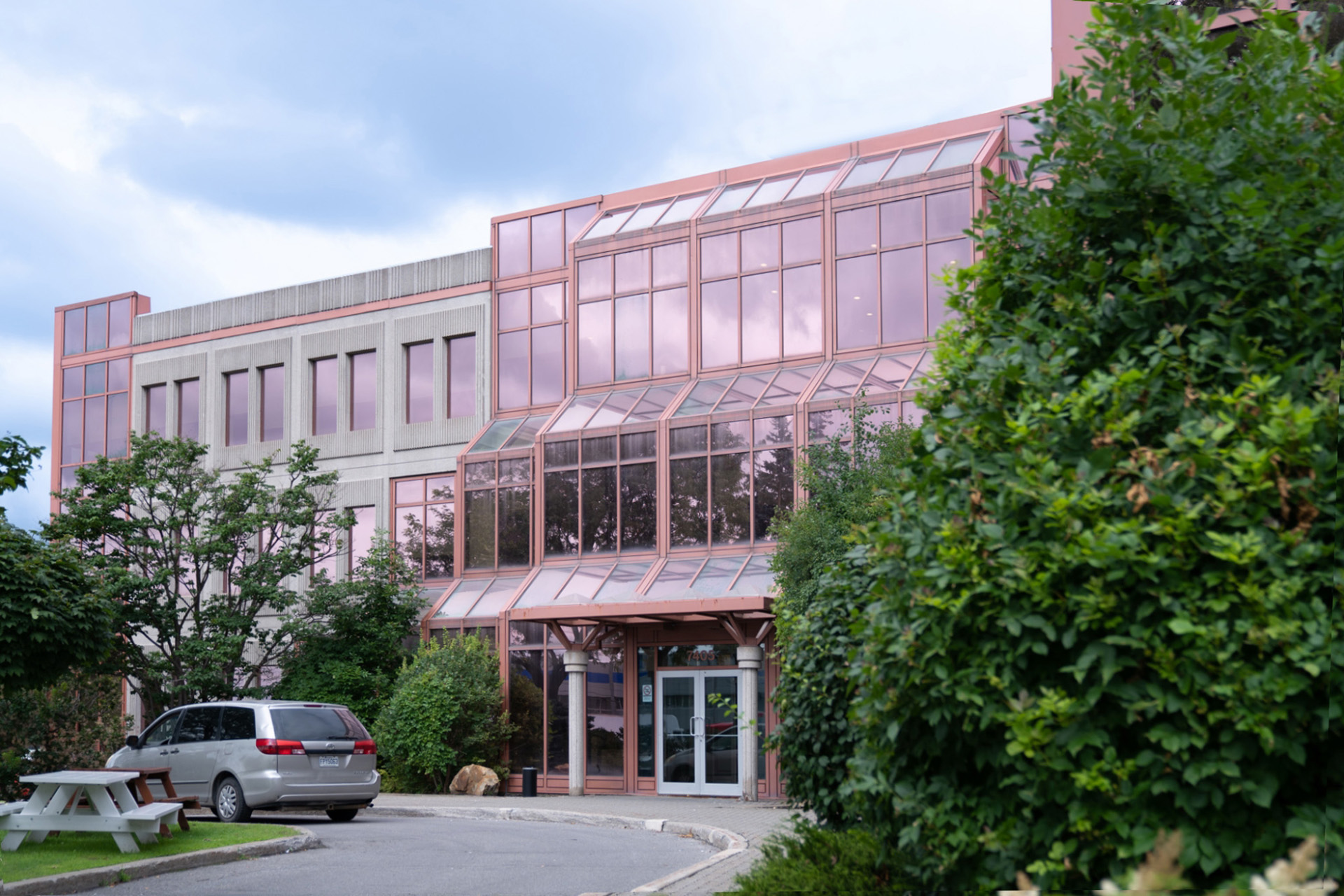 7405 route Transcanadienne · Saint-Laurent. Brasswater office portfolio.